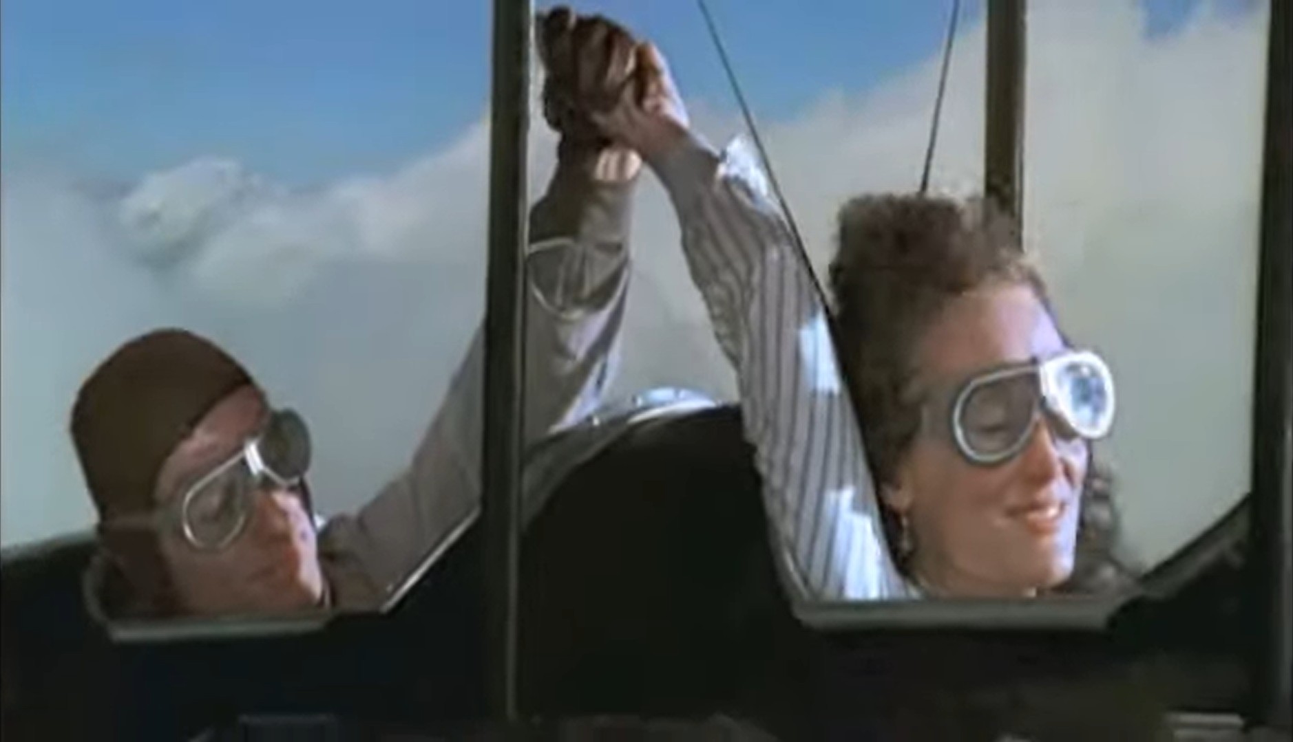 Robert Redford und Meryl Streep Hand in Hand im Cockpit der Gipsy Moth