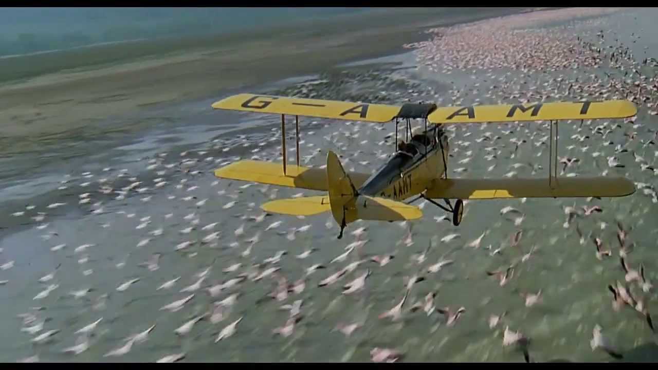 G-AAMT im Tiefflug über einem Flamingoschwarm in „Out of Africa“