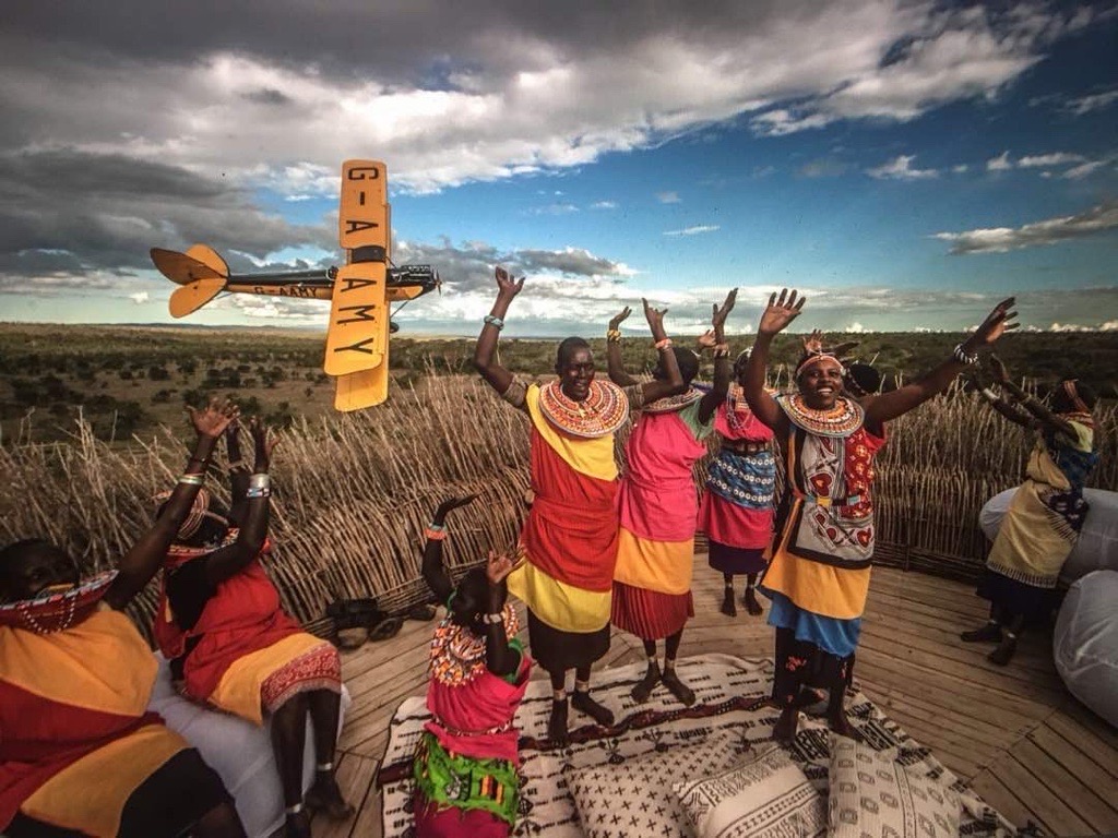 G-AAMY überfliegt tanzende Samburu in Kenia